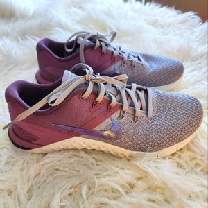 Size 10 Womens Nike tennis shoes